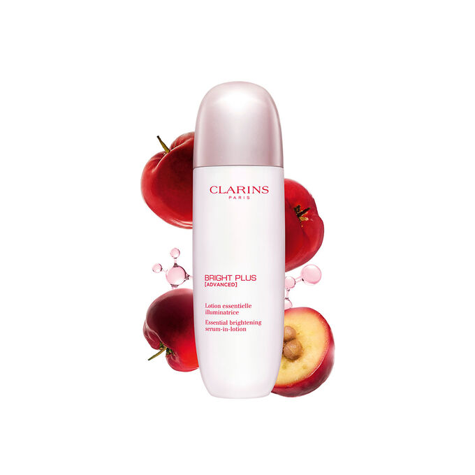ภาพถ่ายผลิตภัณฑ์ของ Clarins Brightening Lotion วางถัดจาก Acerola Fruit และโมเลกุล Niacinamide บนพื้นหลังสีเทาอ่อน