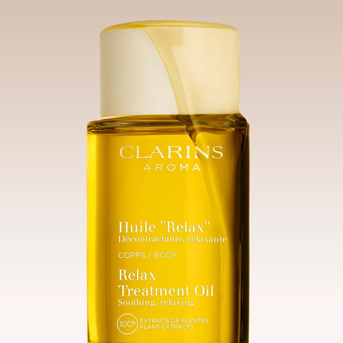 ภาพผลิตภัณฑ์ของ Clarins Relax Body Treatment Oil บนพื้นหลังที่มีลวดลาย พร้อมข้อความที่เน้นถึงประสิทธิภาพของน้ำมันอโรมาที่ช่วยในการผ่อนคลายของผลิตภัณฑ์