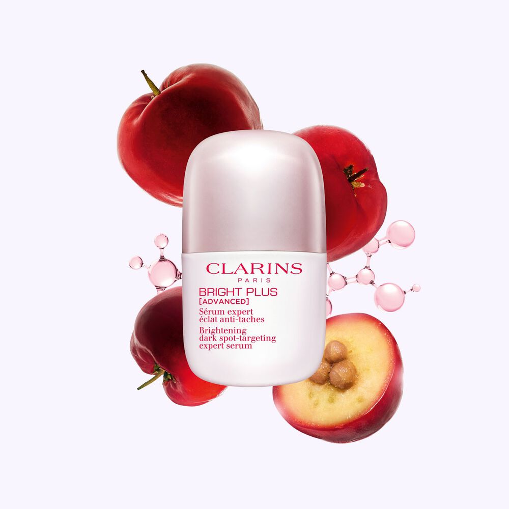 ภาพถ่ายผลิตภัณฑ์เซรั่ม Niacinamide ป้องกันรอยสิวจากคลาแรงส์วางถัดจาก Acerola Fruit และโมเลกุล Niacinamide