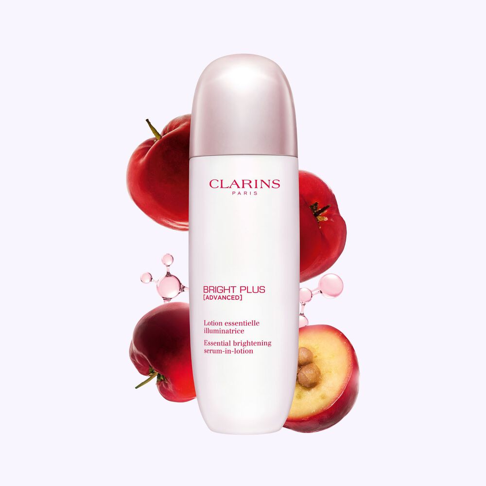 ภาพถ่ายผลิตภัณฑ์ของ Clarins Brightening Lotion วางถัดจาก Acerola Fruit และโมเลกุล Niacinamide บนพื้นหลังสีเทาอ่อน