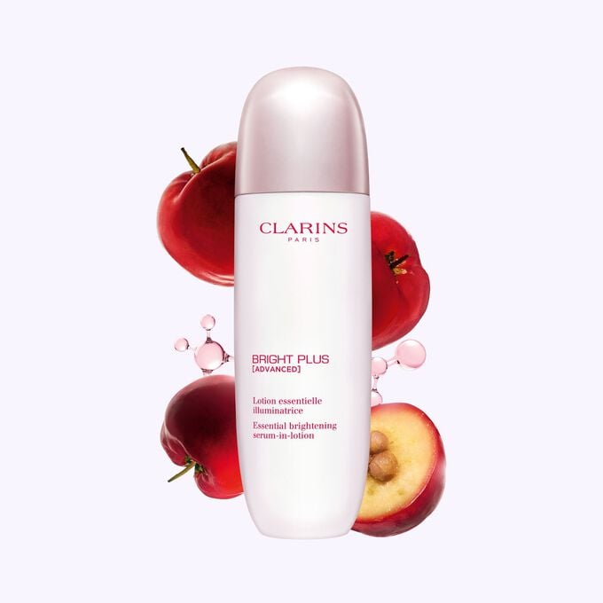 ภาพถ่ายผลิตภัณฑ์ของ Clarins Brightening Lotion วางถัดจาก Acerola Fruit และโมเลกุล Niacinamide บนพื้นหลังสีเทาอ่อน