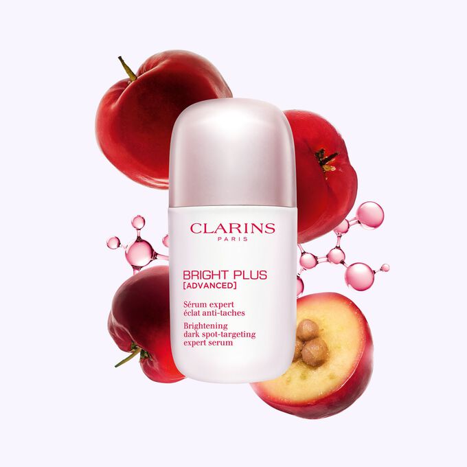 ภาพถ่ายผลิตภัณฑ์ Brightening Vitamin C-Derived Serum ของคลาแรงส์วางถัดจาก Acerola Fruit และโมเลกุล Niacinamide