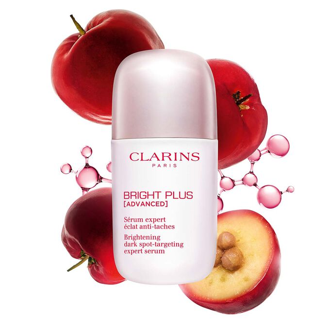ภาพถ่ายผลิตภัณฑ์ Brightening Vitamin C-Derived Serum ของคลาแรงส์วางถัดจาก Acerola Fruit และโมเลกุล Niacinamide