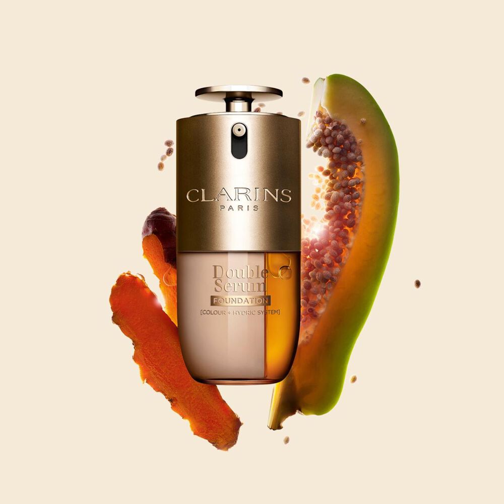 ภาพถ่ายผลิตภัณฑ์คลาแรงส์ Double Serum Foundation มีให้เลือกสำหรับทุกโทนสีผิว พร้อมส่วนผสมหลักของขมิ้นและปาเปน