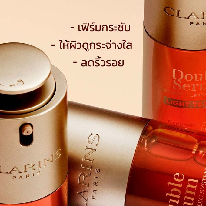 ภาพระยะใกล้ของขวด Clarins Double Serum Light Texture ที่เน้นผลลัพธ์ของผิวที่ดูเฟิร์มกระชับ กระจ่างใสและริ้วรอยที่ดูลดเลือน