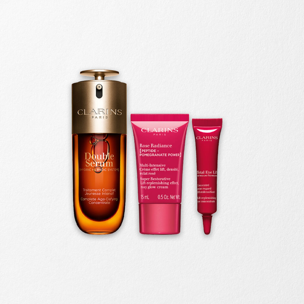 ภาพบรรจุภัณฑ์ของ Clarins Double Serum ที่แสดงอยู่ด้านหน้าส่วนผสม รวมถึง Curcuma บนพื้นหลังสีทอง