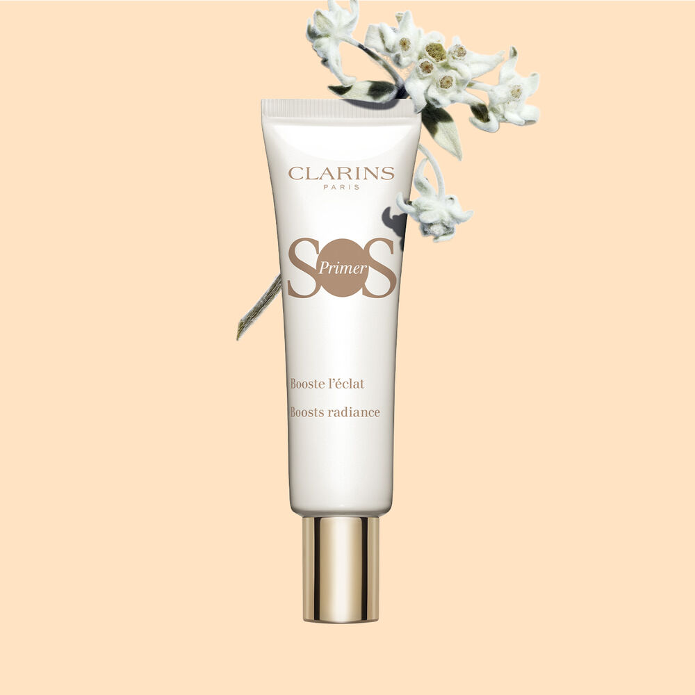 ภาพผลิตภัณฑ์ SOS Primer White จากคลาแรงส์ในบรรจุภัณฑ์ที่ตกแต่งพร้อมดอกเอดัลไวส์ที่ช่วยเพิ่มความเปล่งปลั่งและบูสต์ให้ผิวดูเปล่งประกาย