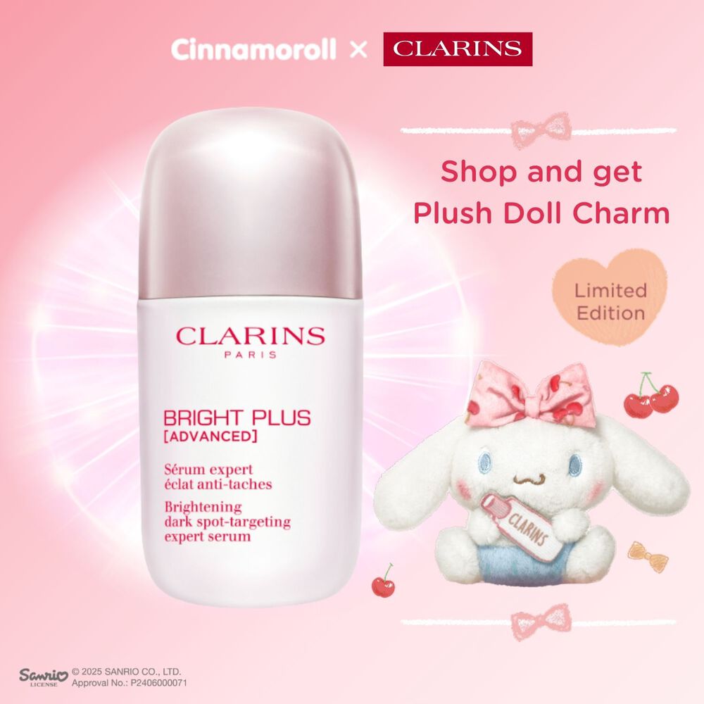 ภาพถ่ายผลิตภัณฑ์ Brightening Vitamin C-Derived Serum ของคลาแรงส์วางถัดจาก Acerola Fruit และโมเลกุล Niacinamide