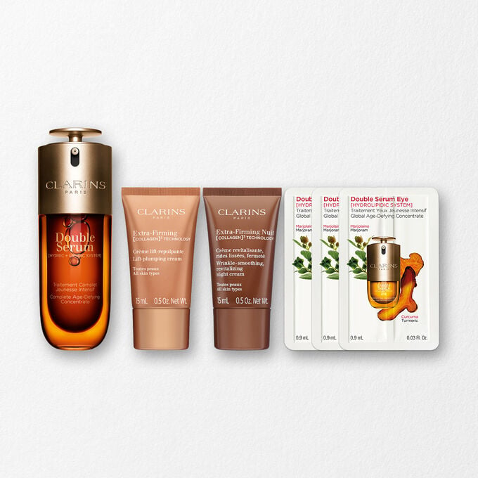 ภาพบรรจุภัณฑ์ของ Clarins Double Serum ที่แสดงอยู่ด้านหน้าส่วนผสม รวมถึง Curcuma บนพื้นหลังสีทอง