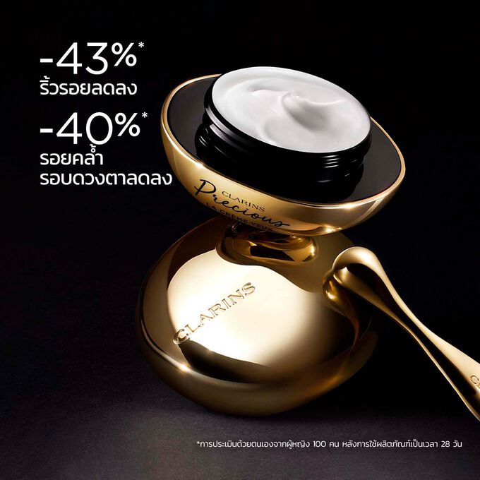 Clarins Precious Eyes ครีมบำรุงรอบดวงตา บนพื้นหลังสีเข้มพร้อมข้อความที่เน้นถึงประสิทธิภาพที่ช่วยให้ผิวรอบดวงตาดูอ่อนเยาว์ลงถึง 5 ปี