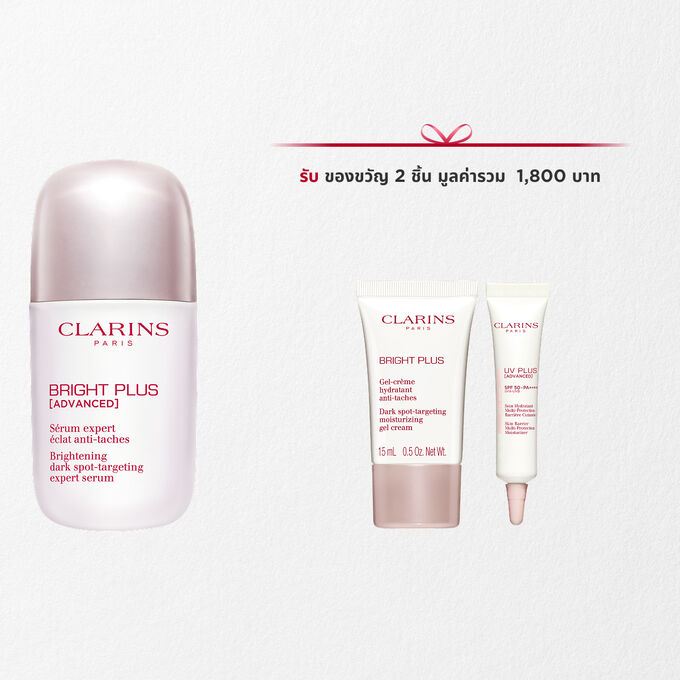 ภาพถ่ายผลิตภัณฑ์ Brightening Vitamin C-Derived Serum ของคลาแรงส์วางถัดจาก Acerola Fruit และโมเลกุล Niacinamide