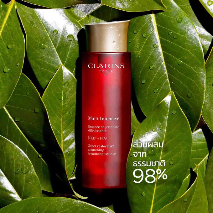 ภาพผลิตภัณฑ์ของ Clarins Super Restorative Treatment Essence ที่วางอยู่ท่ามกลางใบฮารุงกานา เพื่อเน้นถึงส่วนผสมจากธรรมชาติ 98%