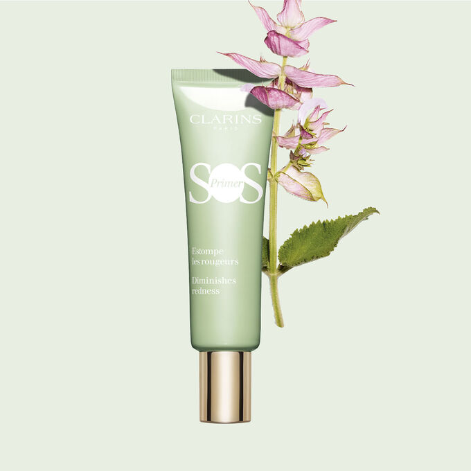 ภาพผลิตภัณฑ์ SOS Primer Green จากคลาแรงส์ ในบรรจุภัณฑ์ ซึ่งช่วยลดร่องรอยของความแดง พร้อมลวดลายของกิ่งจากต้นสลารีเสจ