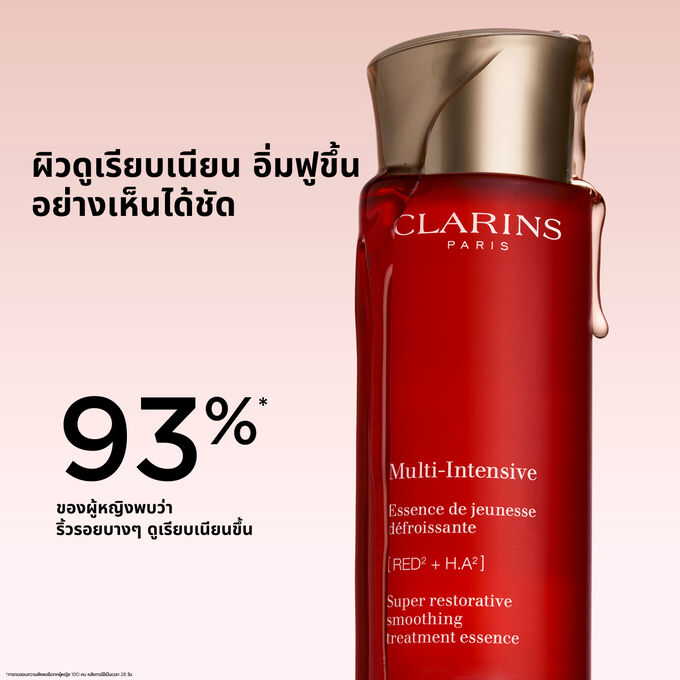 ภาพผลิตภัณฑ์ของ Clarins Super Restorative Treatment Essence พร้อมข้อความที่เน้นถึงพระสิทธิภาพในการให้ความชุ่มชื้น ปรับผิวให้เรียบเนียน และช่วยให้ผิวดูอิ่มฟู