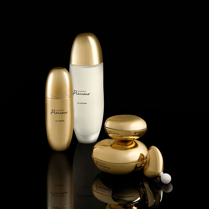ภาพผลิตภัณฑ์จาก Clarins Precious Luxury Skincare Range ซึ่งประกอบเป็นชุดดูแลผิวที่สมบูรณ์แบบสำหรับการต่อต้านริ้วรอย