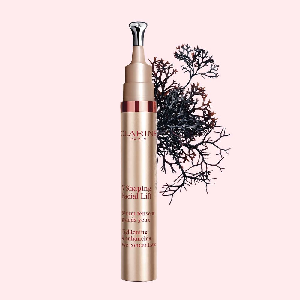 ภาพผลิตภัณฑ์ของบรรจุภัณฑ์ Facial Lift Eye จากคลาแรงส์ที่วางอยู่ใกล้กับสาหร่ายไอริชมอส บนพื้นหลังสีชมพูอ่อน