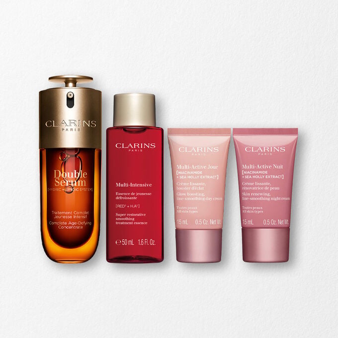 ภาพบรรจุภัณฑ์ของ Clarins Double Serum ที่แสดงอยู่ด้านหน้าส่วนผสม รวมถึง Curcuma บนพื้นหลังสีทอง
