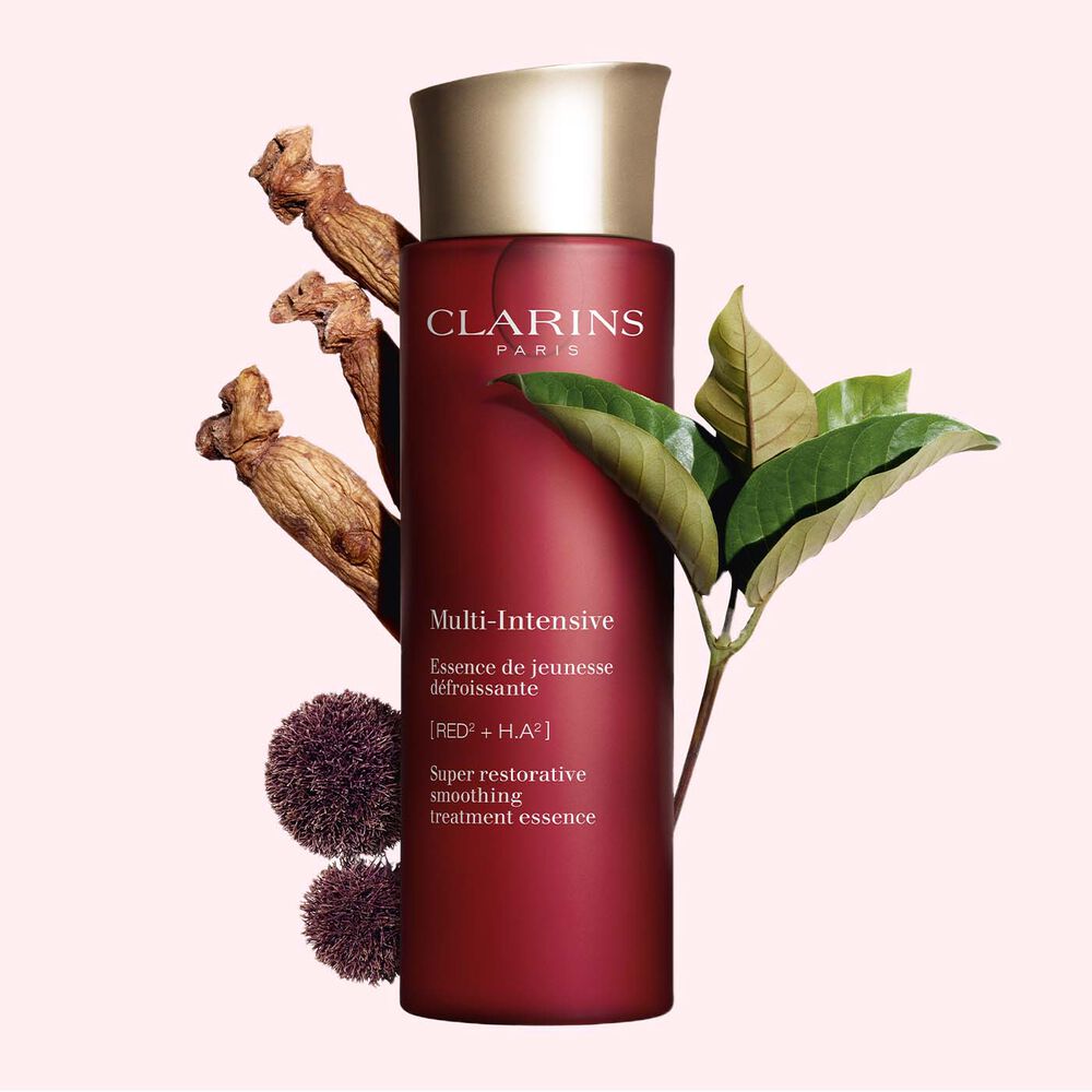 ภาพผลิตภัณฑ์ของ Clarins Super Restorative Treatment Essence ที่ถูกวางใกล้กับสาหร่ายแดงจาเนีย ใบฮารุงกานา และรากโสม บนพื้นหลังสีชมพู