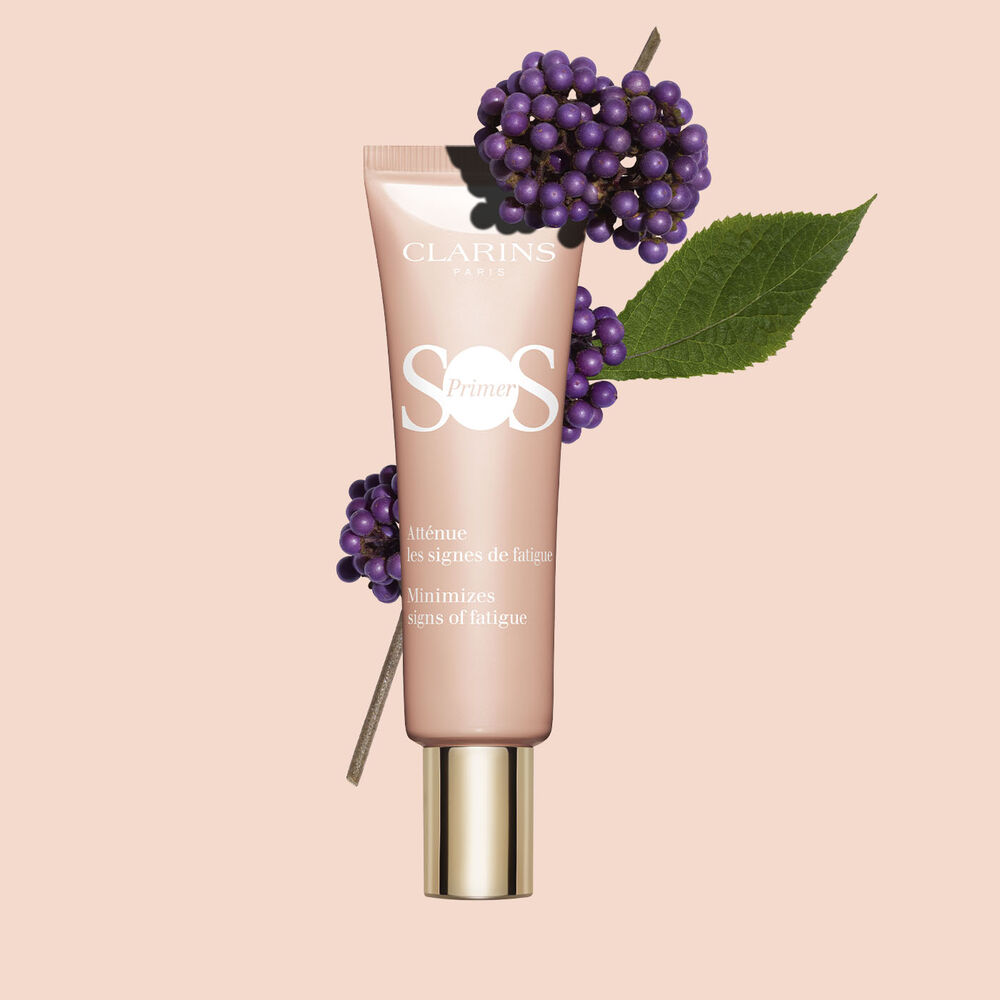 ภาพผลิตภัณฑ์ SOS Primer Pink จากคลาแรงส์ ในบรรจุภัณฑ์ที่ตกแต่งเป็นลวดลายเบอร์รี่เพื่อความงาม ที่ช่วยลดสัญญาณของผิวที่ดูเหนื่อยล้าและบูสต์ให้ผิวดูกระจ่างใส