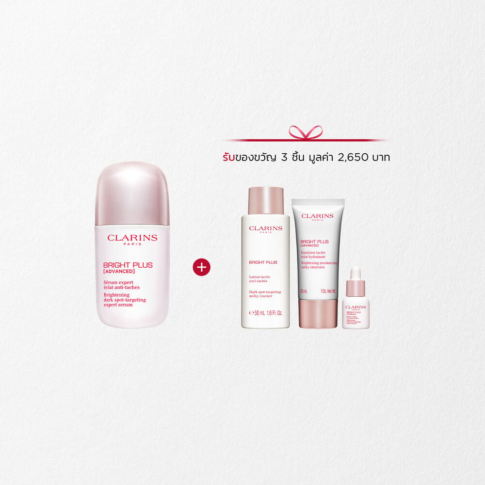 ภาพถ่ายผลิตภัณฑ์ Brightening Vitamin C-Derived Serum ของคลาแรงส์วางถัดจาก Acerola Fruit และโมเลกุล Niacinamide