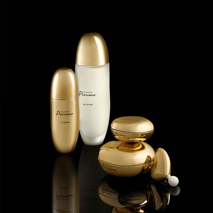 ภาพผลิตภัณฑ์จาก Clarins Precious Luxury Skincare Range ที่ประกอบด้วยชุดผลิตภัณฑ์ดูแลผิวที่สมบูรณ์แบบสำหรับการต่อต้านริ้วรอย