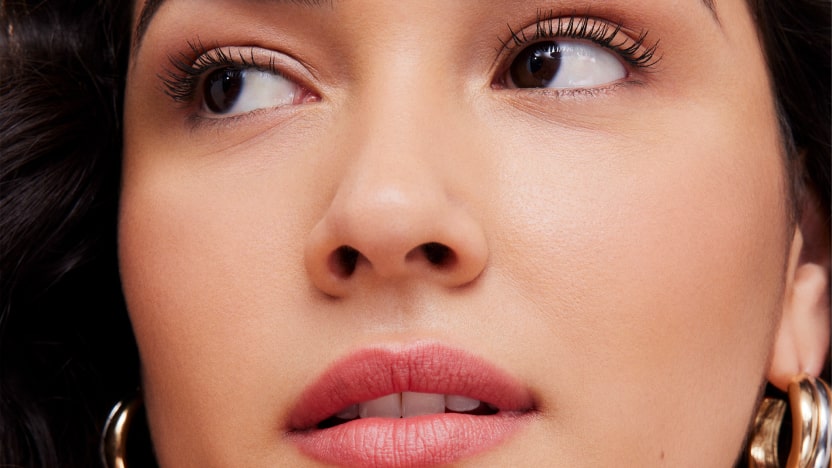 นางแบบที่แต่งหน้าแบบคลาแรงส์เต็มรูปแบบ