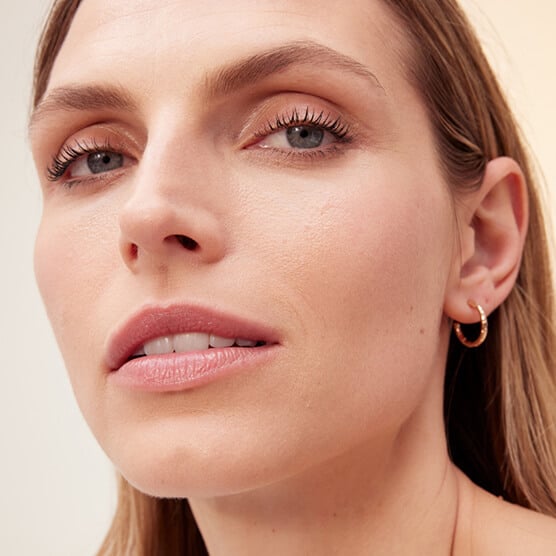 นางแบบที่ทา Double Serum Light Texture